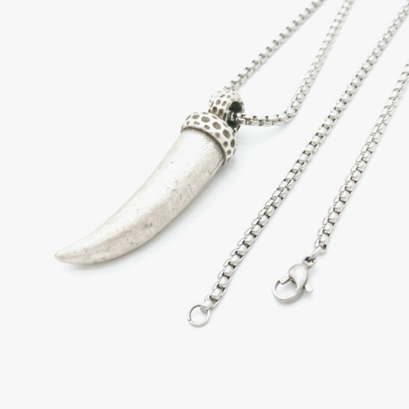 Collier Croc de Loup en acier inoxydable avec une finition brillante, inspiré des traditions vikings et des esprits sauvages.
