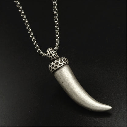 Collier Dent de Loup, pendentif en acier poli suspendu à une chaîne robuste, idéal pour les amateurs de bijoux vikings.

