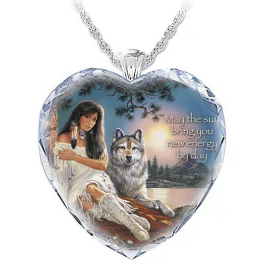Collier Loup Cœur de Verre, un pendentif lumineux représentant un loup majestueux. Un bijou raffiné, symbole de liberté et d’instinct sauvage.
