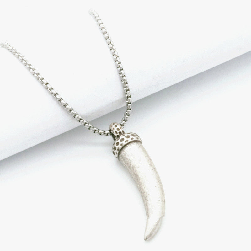 Collier Loup Croc Poli, un bijou puissant représentant la force et la connexion à la nature sauvage.
