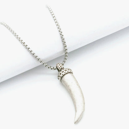 Collier Loup Croc Poli, un bijou puissant représentant la force et la connexion à la nature sauvage.
