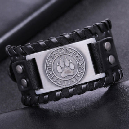 Zoom sur la plaque en acier du bracelet avec empreinte de loup entourée de runes nordiques, ajoutant une touche mystique et tribale.