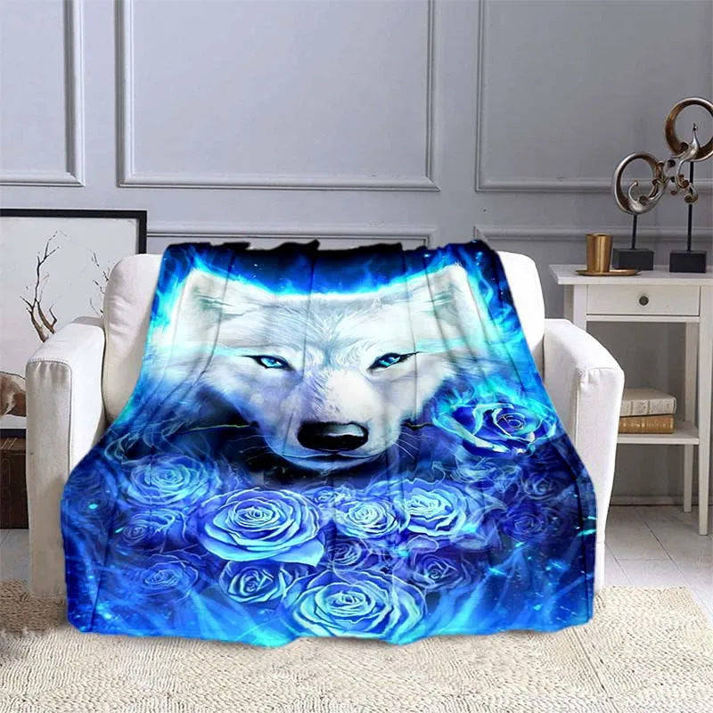 Image d'un plaid en flanelle douce avec un motif de loup blanc sur un fond rose et bleu. Le loup est représenté dans une pose paisible, entouré de nuances sublimes de rose et de bleu qui évoquent la nature sauvage et la sérénité. Le plaid est idéal pour décorer un lit ou un canapé et ajouter une touche artistique et tendance à votre intérieur.