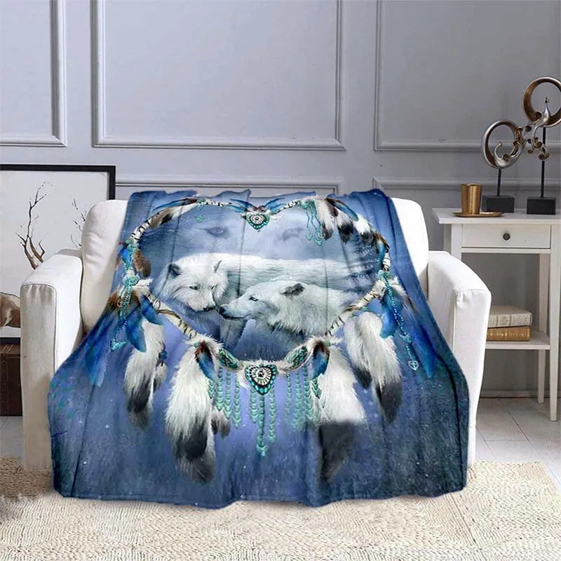 Plaid Loups Blancs avec capteur de rêves en forme de cœur, plusieurs loups blancs majestueux sur un fond bleu apaisant, parfait pour une décoration élégante et cosy.