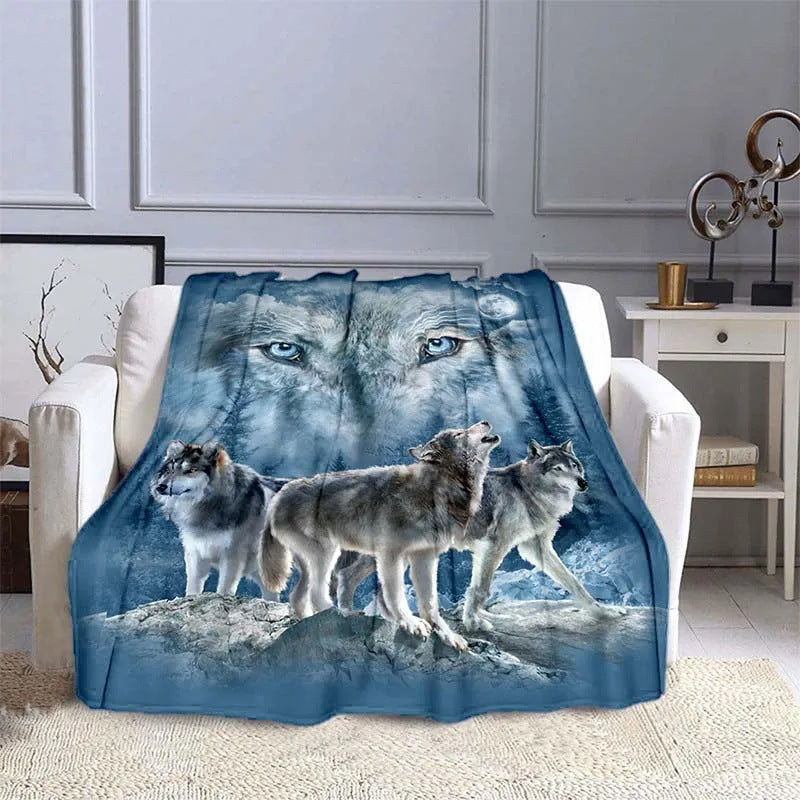 Plaid Loups dans la Neige, trois loups dans un paysage enneigé avec une tête de loup majestueuse aux yeux perçants. Parfait pour cocooning et décoration élégante.