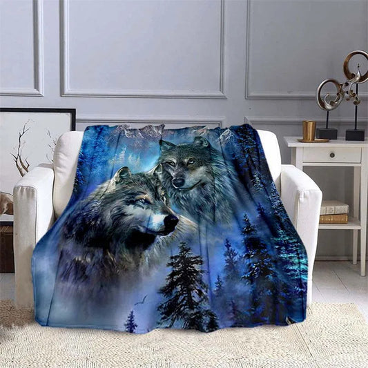 Plaid Loups en Forêt représentant deux têtes de loups majestueux survolant une forêt dense et des montagnes, comme des esprits protecteurs de la nature. Confort doux en fibre de polyester, idéal pour une décoration inspirée de la faune sauvage.