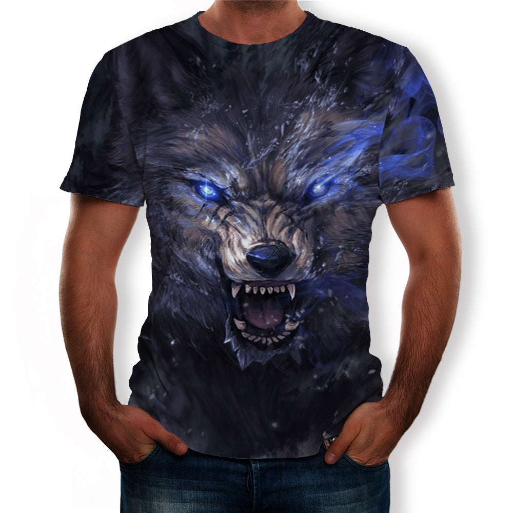 Homme portant le T-shirt Loup Féroce, imprimé avec un design galactique 3D d'un loup. Idéal pour afficher un style sauvage et audacieux au quotidien.
