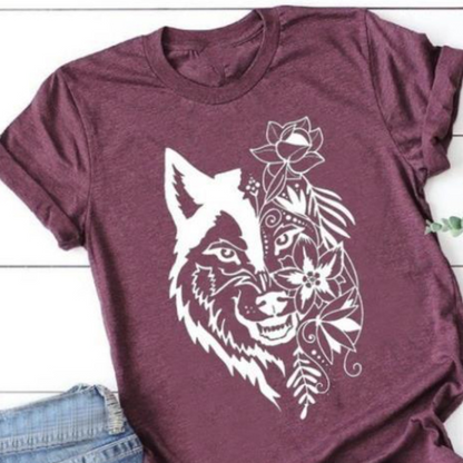 T-shirt bordeaux femme avec imprimé blanc de loup et motifs floraux. Un vêtement symbolique alliant force et féminité.