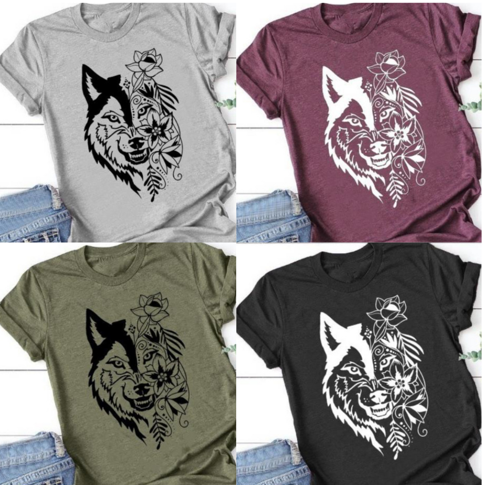 Vue d’ensemble des quatre T-shirts Loup Femme : noir, gris, vert armée et bordeaux. Chaque modèle affiche un design identique de loup floral.