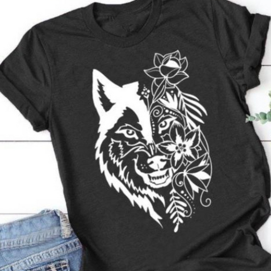 T-shirt noir pour femme avec un imprimé blanc représentant une tête de loup stylisée et fleurie. Un look sauvage et raffiné pour toutes occasions.
