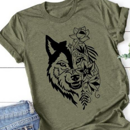 T-shirt vert armée pour femme avec un loup noir orné de fleurs. Parfait pour un style nature, à la fois doux et affirmé.