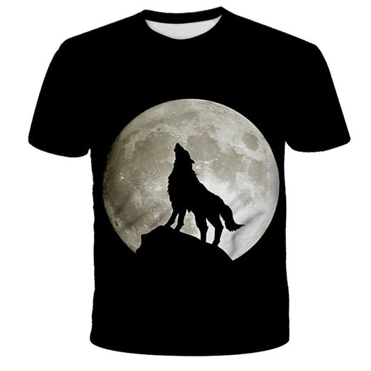 T-shirt noir avec un loup hurlant devant une pleine lune en impression réaliste. Un style mystique pour les amoureux de la nature sauvage.