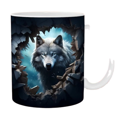 Vue de face captivante de la tasse Loup Gris, illustrant le loup prêt à surgir d’un trou avec un réalisme saisissant.






