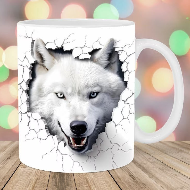 Cette tasse en céramique présente une tête de loup blanc saisissante qui semble fissurer la surface de la tasse, ajoutant une touche de mystère et de puissance. Un œil bleu éclatant se distingue sur ce loup majestueux, contrastant avec l’autre œil normal, mettant en avant un regard perçant. L’effet de fissure crée une illusion visuelle intrigante qui capte l'attention, tout en restant fidèle à l’élégance moderne et simple du design.