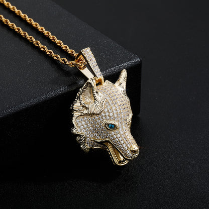 Gros plan du Collier Tête de Loup Luxueux en or, avec des yeux bleus perçants qui apportent une touche de prestige et de mystère.

