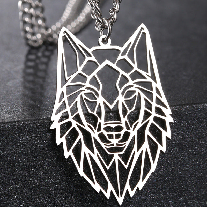 Zoom sur le pendentif Loup Origami en acier inoxydable, affichant les détails précis du loup stylisé.

