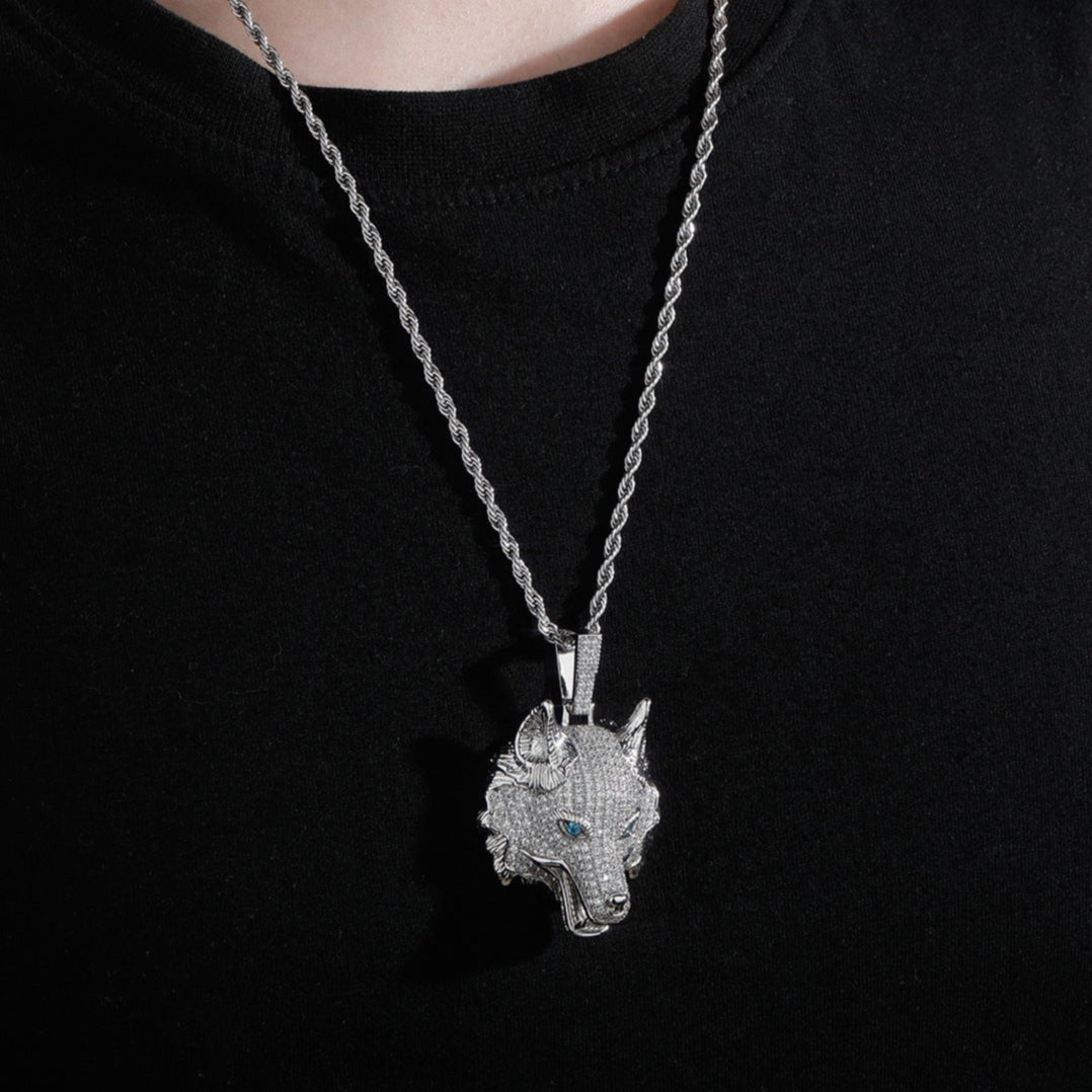 Collier Tête de Loup Argenté porté autour du cou, mettant en valeur ses yeux bleus captivants et son design puissant.





