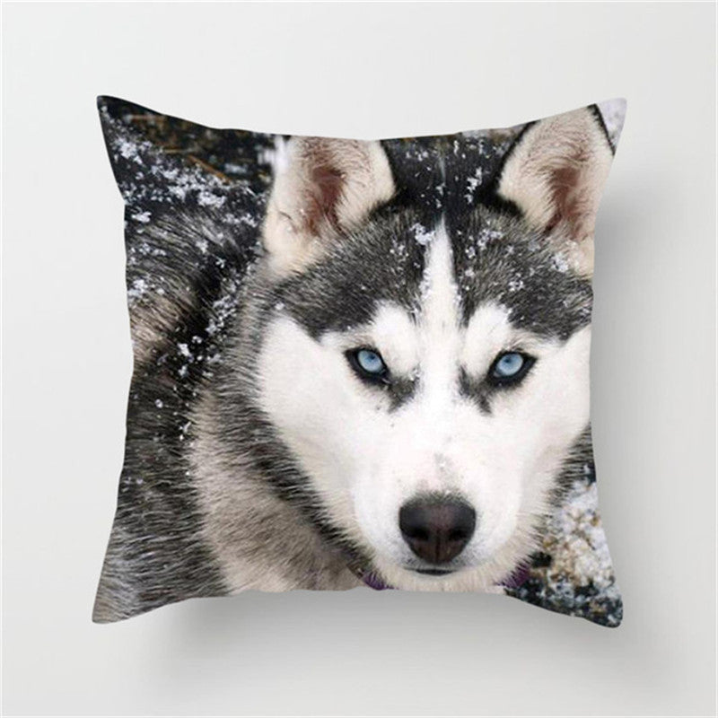 Photo d'une housse de coussin fascinante, mettant en scène un loup au regard hypnotique. Ses yeux bleus intenses, presque surnaturels, captivent l'attention et apportent une touche de mystère à votre décoration. La housse, de taille standard 45x45 cm, est fabriquée en tissu peau de pêche, offrant une sensation douce et luxueuse. Un accessoire idéal pour ceux qui souhaitent ajouter une touche sauvage et élégante à leur intérieur.