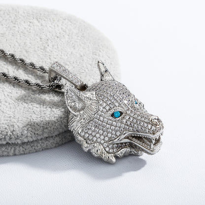 Gros plan sur le Collier Tête de Loup Luxueux en couleur argent, mettant en valeur les détails du pendentif et ses yeux bleus perçants.

