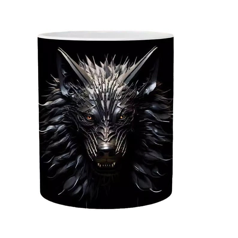 Photo d'une tasse en céramique (301-400ml) illustrant un loup noir au pelage pointu et un masque métallique noir à piques, symbolisant l'élégance et le mystère des loups sauvages .






