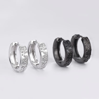 "Clous d'oreilles créoles loup celtique disponibles en argent et en noir. Ces bijoux symboliques représentent un loup entouré de motifs entrelacés, alliant élégance et puissance pour un look affirmé et mystique."

