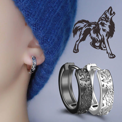 "Clou d'oreille créole loup celtique porté sur l'oreille, un bijou discret mais puissant qui ajoute une touche de mystère et de force à votre style. Idéal pour les personnes recherchant un accessoire unique et symbolique."







