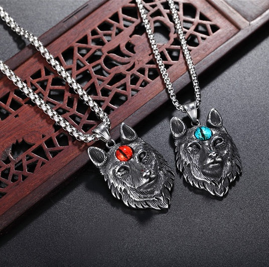 collier pendentif loup œil bleu et rouge 